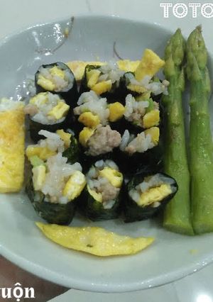 Hình của món Cơm cuộn rong biển cho bé.