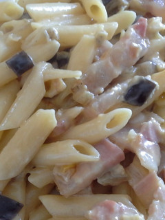 Una foto de Macarrones con carbonara de berenjena y bacon