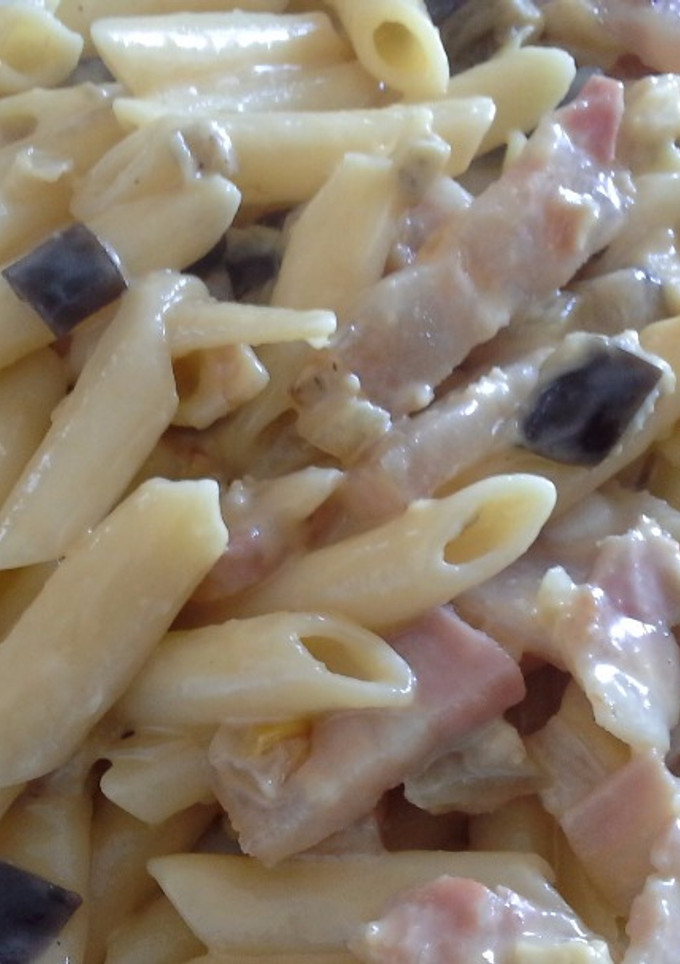 Una foto de Macarrones con carbonara de berenjena y bacon