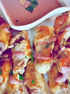 Una foto de Alitas se pollo plancha con salsa vinagreta de cacahuete