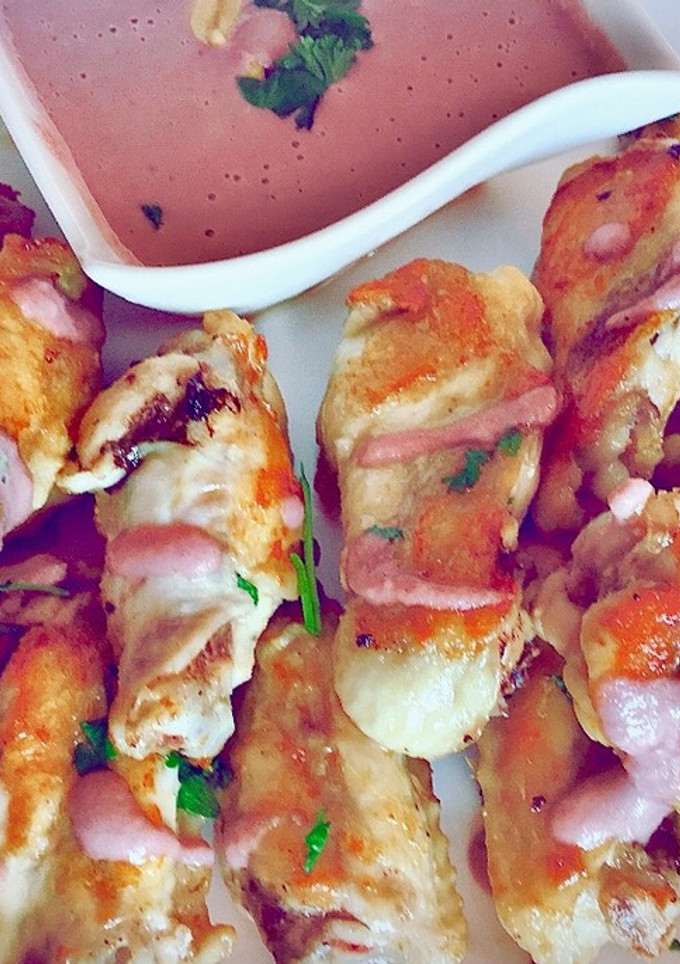 Una foto de Alitas se pollo plancha con salsa vinagreta de cacahuete