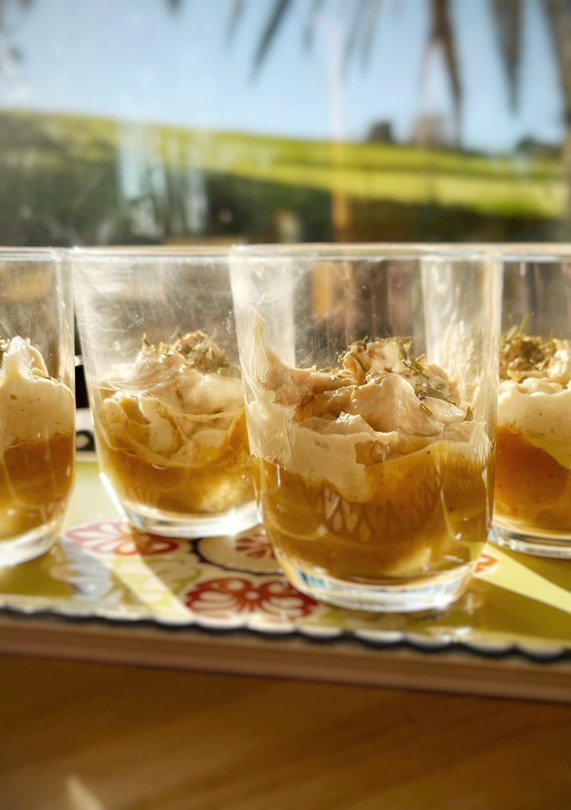 Una foto de Vasito de yogur de foie con chutney de higos