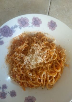 Una foto de Spagueti con salsa y queso parmesano