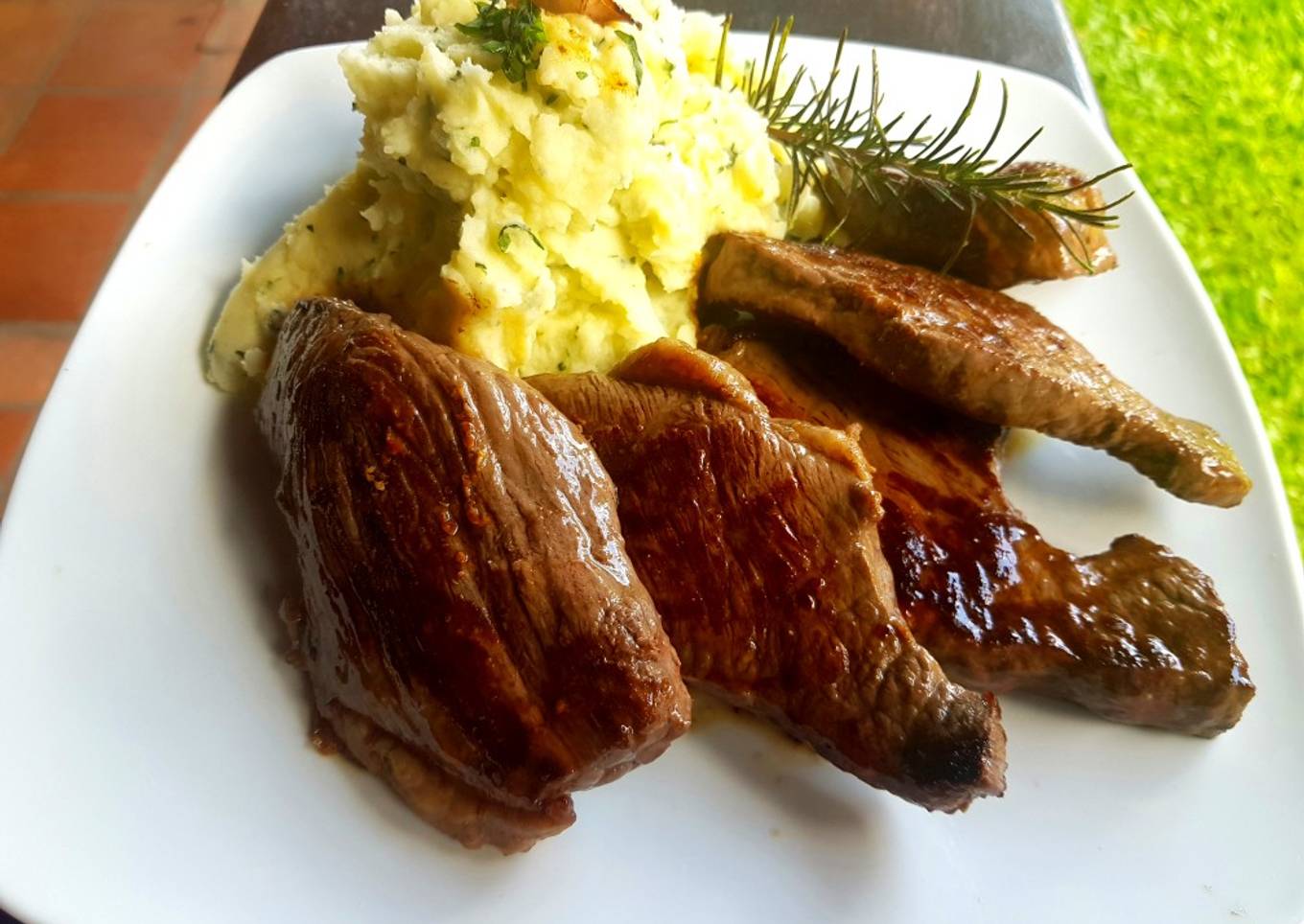 Bifes al grill, con puré /albahaca