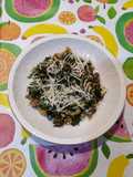 Ensalada tibia de verduras silvestres con piñones y castañas