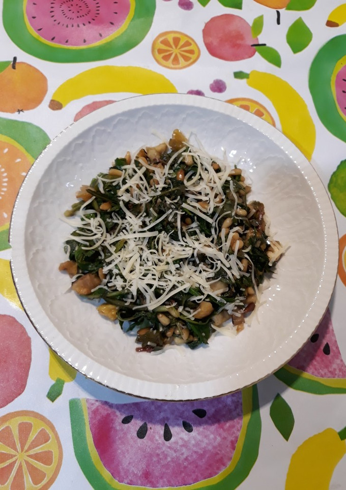 Una foto de Ensalada tibia de verduras silvestres con piñones y castañas
