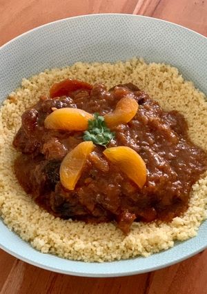 Une photo de Épaule d’agneau confite façon tagine aux abricots