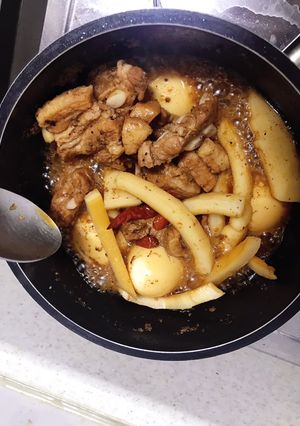 Hình của món Thịt ba chỉ kho trứng dừa.