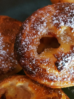 Una foto de Bollitos Hojaldrados rellenos de Crema Pastelera y Mermelada de Cereza