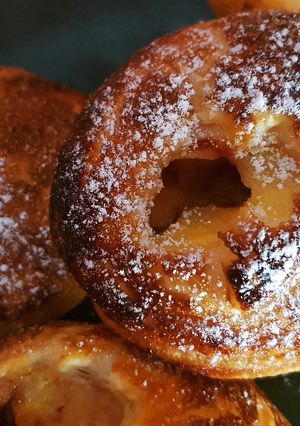 Una foto de Bollitos Hojaldrados rellenos de Crema Pastelera y Mermelada de Cereza