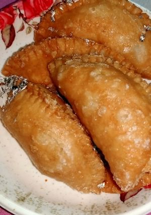 चाशनी वाली गुजिया (Chashni wali gujiya recipe in hindi) रेसिपी मुख्य फोटो
