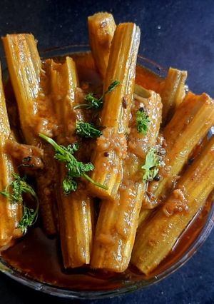शेवग्याच्या शेंगा ची भाजी (shevgyachya shengachi bhaji recipe in marathi) रेसिपी चे मुख्य फोटो 