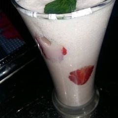 A picture of Creamy Stawbery  shak.