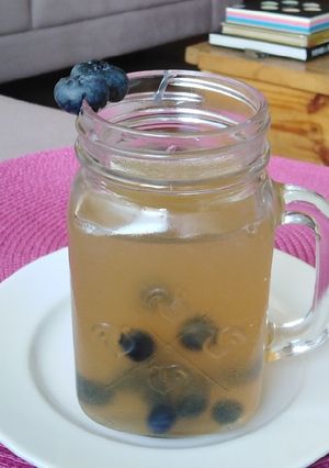 Una foto de Emoliente con arándanos (o cualquier fruta fresca)