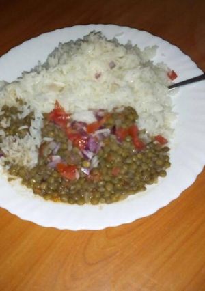 A picture of Boiled rice with ndengu.