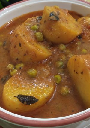 A picture of Aloo Matar.