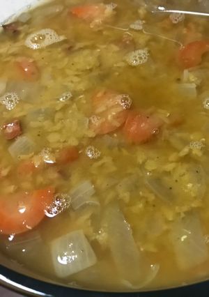 Una foto de Sopa de lentejas rojas