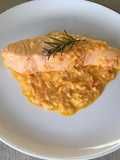 Salmó amb crema de ceba i tomàquet