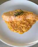 Salmó amb crema de ceba i tomàquet