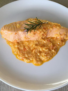 Una foto de Salmó amb crema de ceba i tomàquet