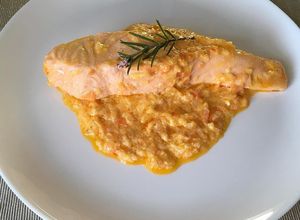 Una foto de Salmó amb crema de ceba i tomàquet