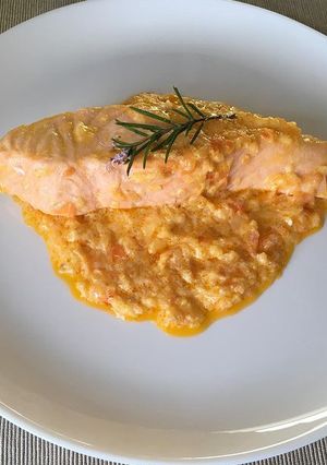 Una foto de Salmó amb crema de ceba i tomàquet