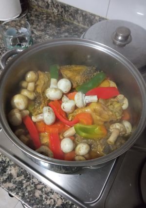 Una foto de Pollo casero guisado con verduras