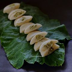 Green Chutney Stuffed Idli A picture of Green Chutney Stuffed Idli.