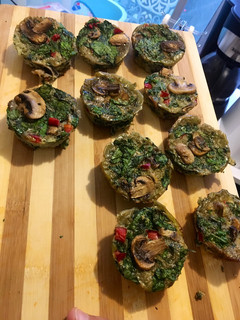 Una foto de Muffins espinaca-champiñones