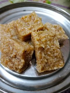 ગુંદર પાક (Gundar Paak Recipe In Gujarati) રેસીપી મુખ્ય ફોટો