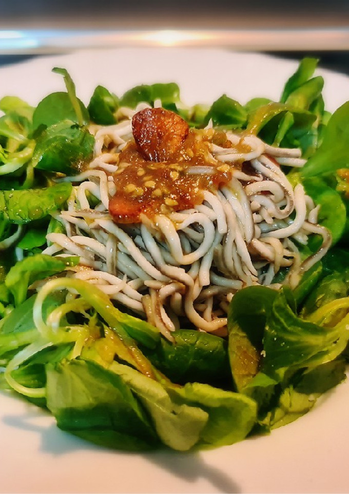 Una foto de Canónigos con gulas al ajillo