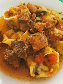Una foto de Agnolotis de carne y verdura con salsa🥠