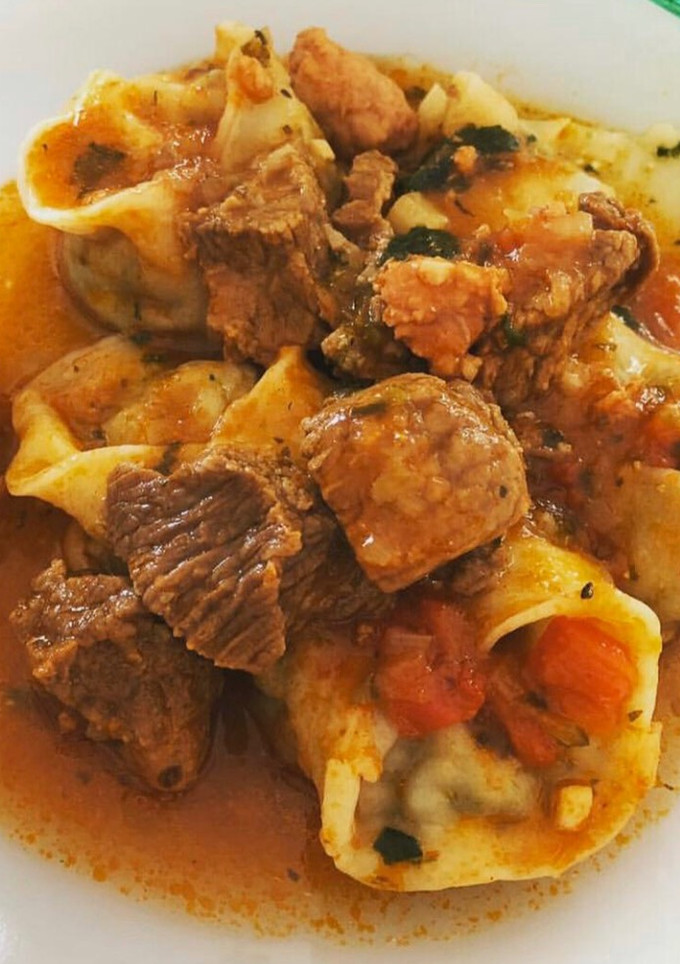 Una foto de Agnolotis de carne y verdura con salsa🥠