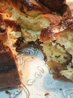 Una foto de Brioche con virutas de chocolate y calabaza escarchada