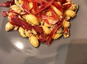 Une photo de gnocchis légume