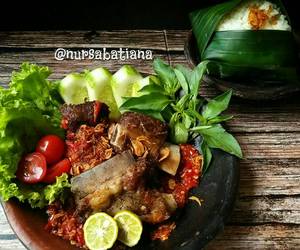 Fresh, Menyajikan Iga Penyet Sambel Terasi Paling Enak