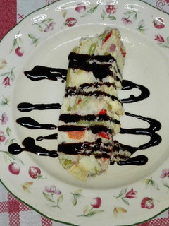 Una foto de Pastel frío de verduras multicolor