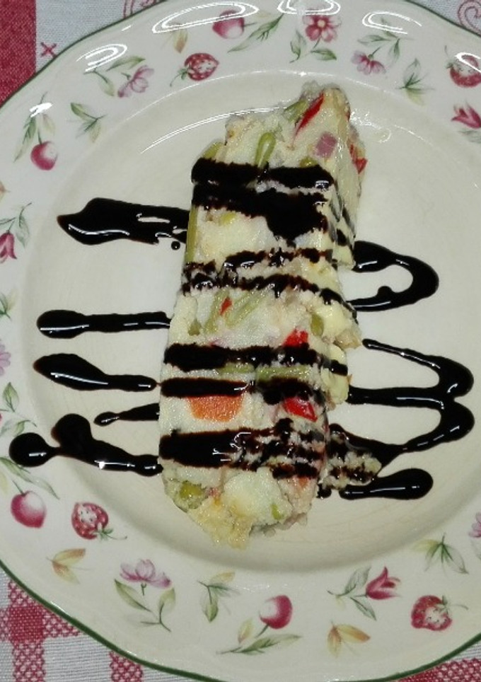 Una foto de Pastel frío de verduras multicolor
