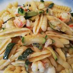 Foto di Zucchine e gamberoni che incontrano formati di pasta speciali