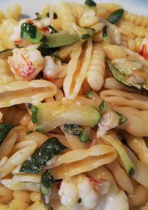 Foto di Zucchine e gamberoni che incontrano formati di pasta speciali