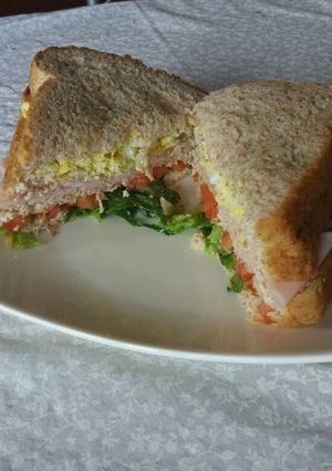 Una foto de Sándwich de huevo, jamón y tomate con lechuga - Triple