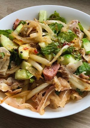 Hình của món Nem chả tré trộn.