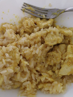 Una foto de Pollo al curry con arroz