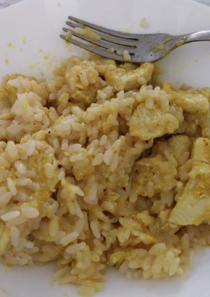 Una foto de Pollo al curry con arroz