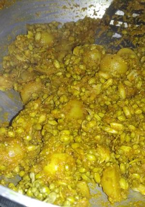 A picture of Dramstick flowers and potato ki sabji.