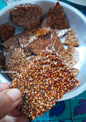 গুড় তিলের চিক্কি (Gur teeler chikki recipe in Bengali) রেসিপির প্রধান ছবি