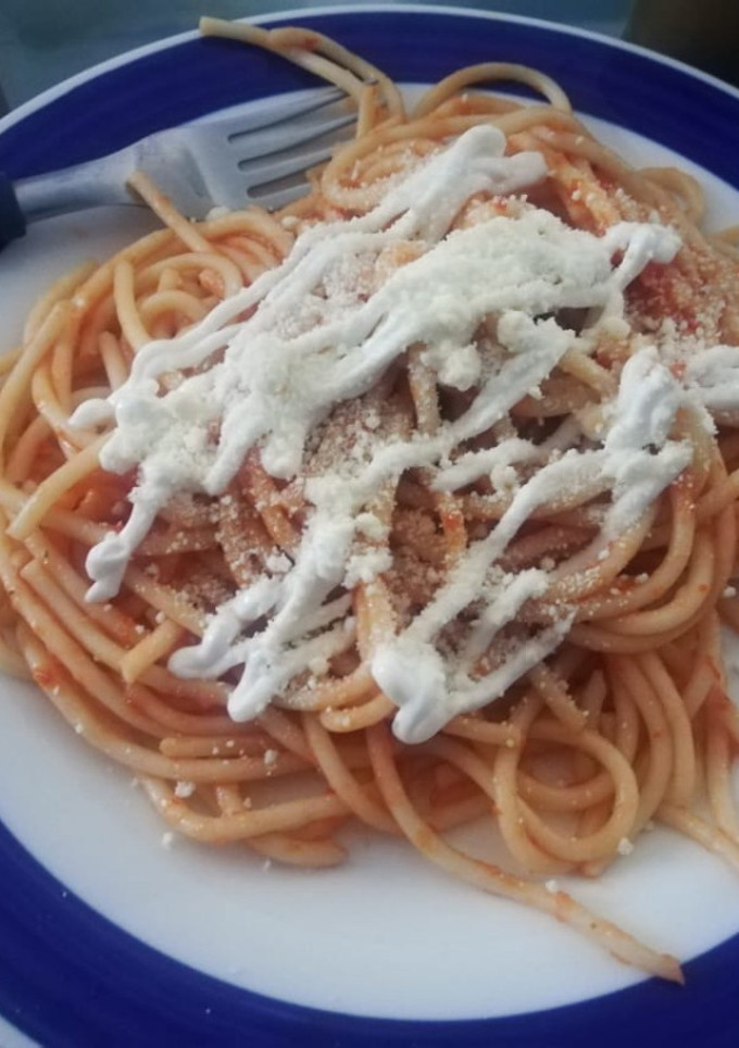 Una foto de Espagueti rojo
