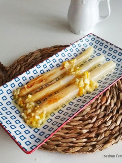 Una foto de Espárragos a la plancha con vinagreta de mostaza, miel y limón