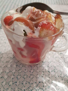 Una foto de Fresas frescas a la Mexicana con tequila, cajeta y crema