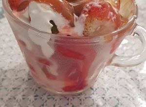 Una foto de Fresas frescas a la Mexicana con tequila, cajeta y crema